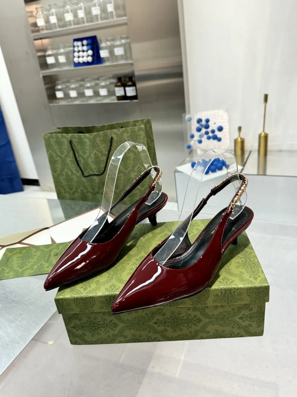 👟👟Ex-factory price 440👟👟 (genuine leather sole +40) Gucci Signoria pumps are named after the central square of Florence, recreating the classic and elegant style of the birthplace of the brand. Combining shiny patent leather with a pointed toe, these shoes are embellished with Gucci's signature chain, adding a stylish edge to your new season wardrobe. Upper: Made of first-layer imported patent cowhide/sheepskin lining. Outsole: rubber non-slip outsole/genuine leather outsole. Size: 35-42 (34/41 42 customized, non-refundable)